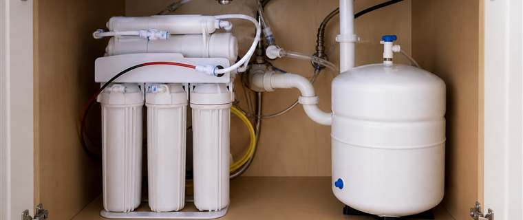 Equipamento de osmose reversa instalado em ambiente doméstico